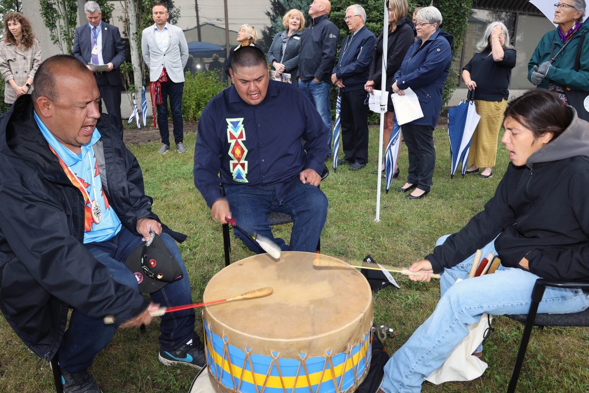 Dancing-Cree-Drummers-sing-flag-song-1200x800