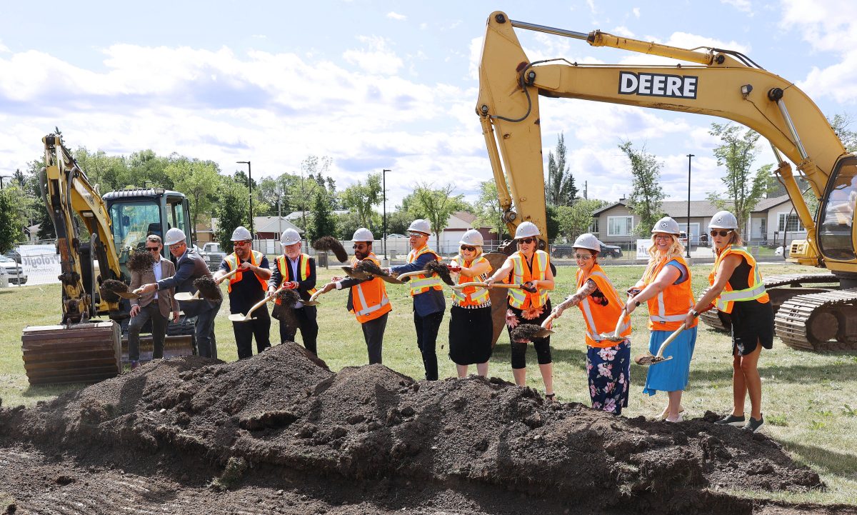 Calmar-Collegiate-School-sod-turning-group-1-1200x721